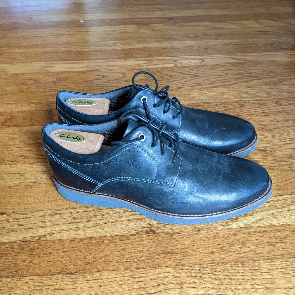 Men's Clarks size 11 black dress shoes